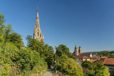 Deutschland, Baden-Württemberg, Esslingen, Kirchturm der Frauenkirche mit grünen Bäumen im Vordergrund - TAMF03701