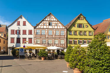 Deutschland, Baden-Württemberg, Esslingen, Marktplatz mit historischen Fachwerkhäusern im Hintergrund - TAMF03702