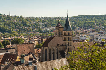 Deutschland, Baden-Württemberg, Esslingen, St. Dionys Kirche und umliegende Häuser - TAMF03703