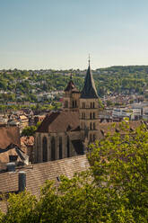 Deutschland, Baden-Württemberg, Esslingen, St. Dionys Kirche und umliegende Häuser - TAMF03704