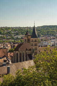 Deutschland, Baden-Württemberg, Esslingen, St. Dionys Kirche und umliegende Häuser - TAMF03704