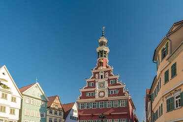 Deutschland, Baden-Württemberg, Esslingen, Klarer Himmel über historischem Rathaus - TAMF03709