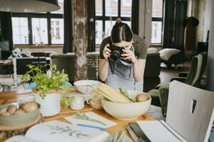 Food-Stylist beim Fotografieren mit Digitalkamera im Studio - MASF33928