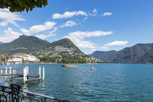 Schweiz, Kanton Tessin, Lugano, Blick auf die Stadt am Ufer des Luganer Sees - GWF07661