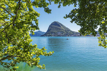 Schweiz, Kanton Tessin, Lugano, Blick auf den Luganer See mit dem Monte San Salvatore im Hintergrund - GWF07664