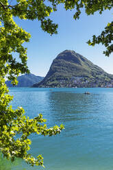 Schweiz, Kanton Tessin, Lugano, Blick auf den Luganer See mit dem Monte San Salvatore im Hintergrund - GWF07665