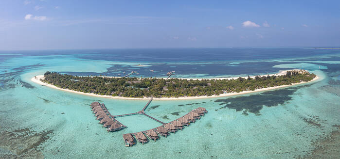 Wasserbungalows im türkisfarbenen Meer auf einer Insel, Lhaviyani Atoll, Malediven - AMF09691