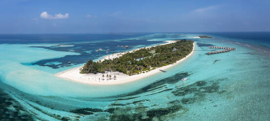 Water bungalows with beach at Lhaviyani Atoll, Maldives - AMF09692