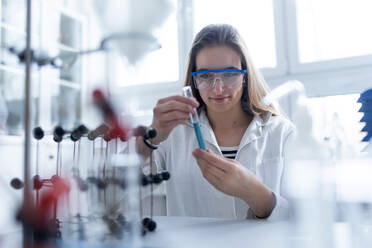 Studenten der Naturwissenschaften führen ein chemisches Experiment im Labor an der Universität durch. - HPIF03481