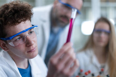 Studenten der Naturwissenschaften führen ein chemisches Experiment im Labor an der Universität durch. - HPIF03485