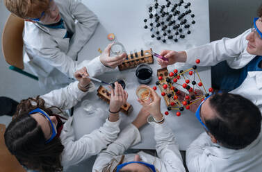 Studenten der Naturwissenschaften bei einem chemischen Experiment im Labor an der Universität, Ansicht von oben. - HPIF03486