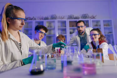 Studenten der Naturwissenschaften führen ein chemisches Experiment im Labor an der Universität durch. - HPIF03489