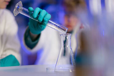 Studenten der Naturwissenschaften bei einem chemischen Experiment im Labor an der Universität, Nahaufnahme. - HPIF03494