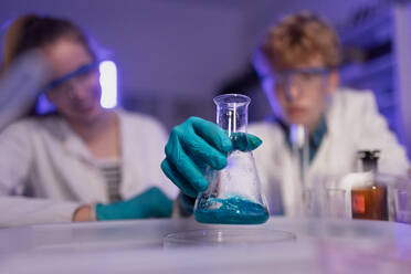 Studenten der Naturwissenschaften bei einem chemischen Experiment im Labor an der Universität, Nahaufnahme. - HPIF03496