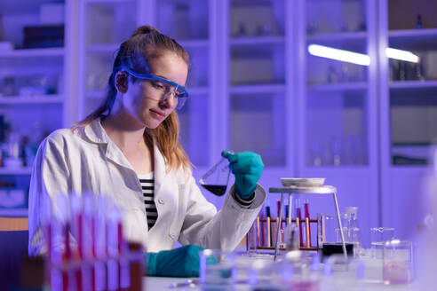 Ein Student der Naturwissenschaften macht ein chemisches Experiment im Labor an der Universität. - HPIF03498