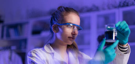 Ein Student der Naturwissenschaften macht ein chemisches Experiment im Labor an der Universität. - HPIF03499