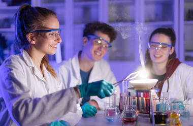 Aufgeregte Studenten der Naturwissenschaften bei einem chemischen Experiment im Labor an der Universität. - HPIF03501