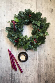 Studio shot of cup of coffee and wreath made of spruce, juniper, ivy and rose hips - EVGF04184