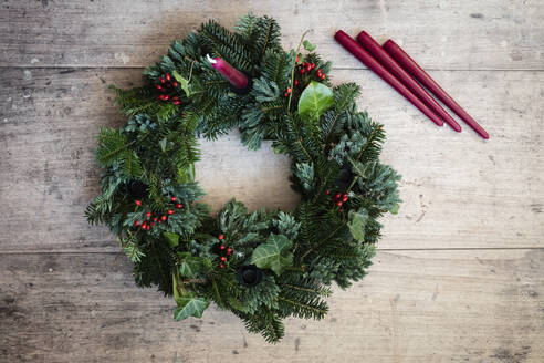 Studio shot of wreath made of spruce, juniper, ivy and rose hips - EVGF04189