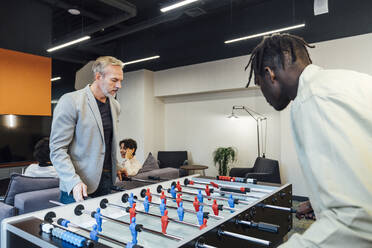 Geschäftsleute spielen Tischfußball im Büro - VPIF07705