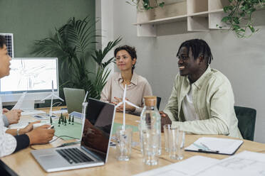 Geschäftskollegen diskutieren in einer Besprechung im Büro - VPIF07754