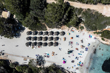 Spanien, Balearen, Mallorca, Luftaufnahme von Menschen, die sich am Strand Cala Sa Nau entspannen - AMF09695