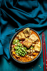 Schale mit verzehrfertigem veganem Curry mit Edamame und Tofu - SBDF04585