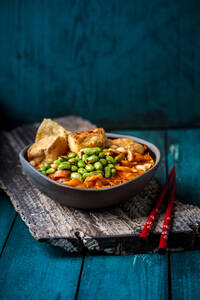 Schale mit verzehrfertigem veganem Curry mit Edamame und Tofu - SBDF04586