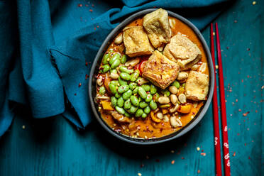 Schale mit verzehrfertigem veganem Curry mit Edamame und Tofu - SBDF04587
