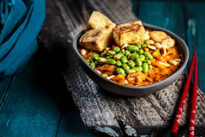 Schale mit verzehrfertigem veganem Curry mit Edamame und Tofu - SBDF04588