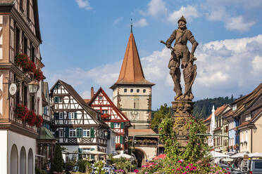 Deutschland, Baden-Württemberg, Gengenbach, Statue auf der Spitze des Rohrbrunnens - WDF07188