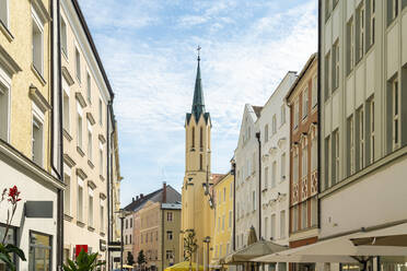 Deutschland, Bayern, Passau, Häuser entlang der Theresienstraße mit der Stadtpfarrkirche St. Matthäus im Hintergrund - TAMF03716