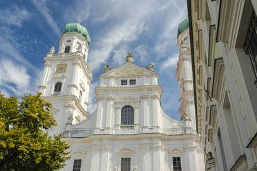 Deutschland, Bayern, Passau, Fassade des St. Stephansdoms - TAMF03720