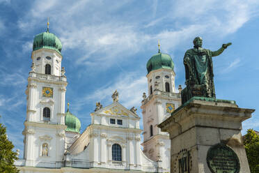 Deutschland, Bayern, Passau, Denkmal für König Maximilian I. vor dem Stephansdom - TAMF03721