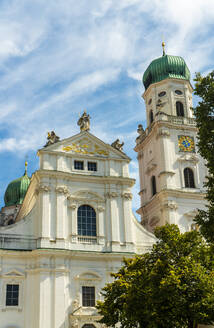 Deutschland, Bayern, Passau, Fassade des St. Stephansdoms - TAMF03722