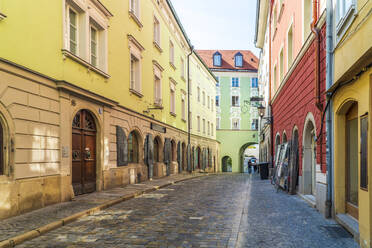 Deutschland, Bayern, Passau, Häuser entlang der leeren Großen Messergasse - TAMF03725