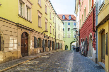 Germany, Bavaria, Passau, Houses along empty Grosse Messergasse street - TAMF03725