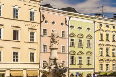 Deutschland, Bayern, Passau, Wittelsbacher Brunnen mit Reihenhaussiedlung im Hintergrund - TAMF03728