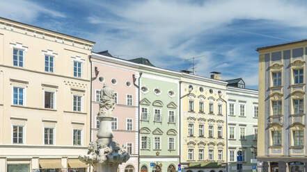 Deutschland, Bayern, Passau, Wittelsbacher Brunnen mit Reihenhaussiedlung im Hintergrund - TAMF03729