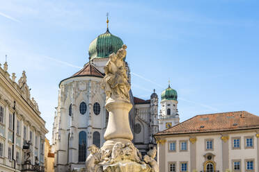 Deutschland, Bayern, Passau, Wittelsbacherbrunnen am Residenzplatz - TAMF03730