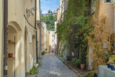 Deutschland, Bayern, Passau, Milchgasse in der Altstadt - TAMF03734