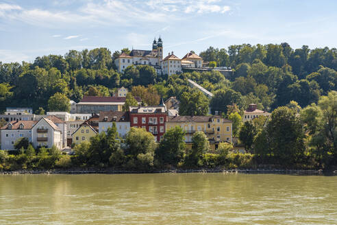 Deutschland, Bayern, Passau, Inn im Sommer mit Wallfahrtskirche Mariahilf im Hintergrund - TAMF03735