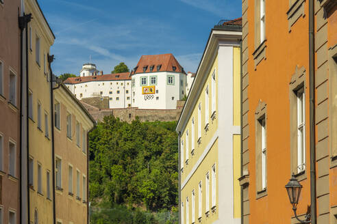Deutschland, Bayern, Passau, Festung Veste Oberhaus mit Altstadthäusern im Vordergrund - TAMF03736
