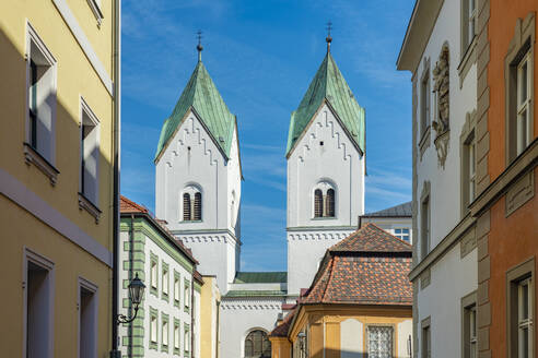 Deutschland, Bayern, Passau, Altstadthäuser mit Glockentürmen der Klosterkirche Niedernburg im Hintergrund - TAMF03737