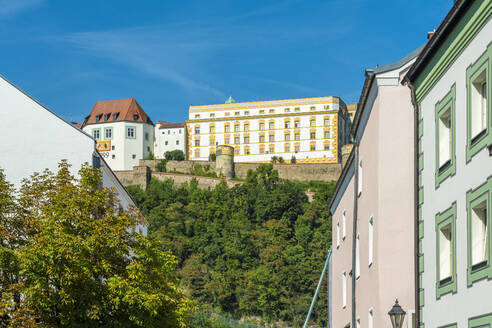 Deutschland, Bayern, Passau, Festung Veste Oberhaus mit Altstadthäusern im Vordergrund - TAMF03738