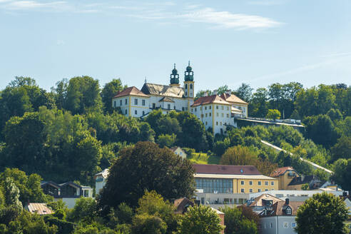 Deutschland, Bayern, Passau, Blick auf die Wallfahrtskirche Mariahilf und die umliegenden Bäume im Sommer - TAMF03741