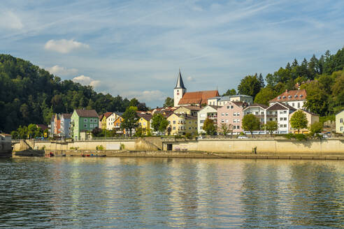 Deutschland, Bayern, Passau, Fluss Donau mit historischen Häusern im Hintergrund - TAMF03744