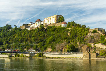 Deutschland, Bayern, Passau, Festung Veste Oberhaus mit Blick auf die Donau im Sommer - TAMF03746