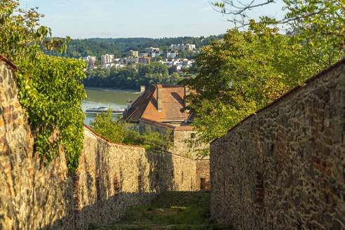 Deutschland, Bayern, Passau, Mauerweg in der Festung Veste Oberhaus - TAMF03747