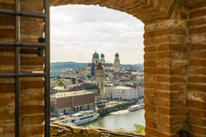 Deutschland, Bayern, Passau, Blick aus dem Backsteinfenster der Festung Veste Oberhaus - TAMF03748